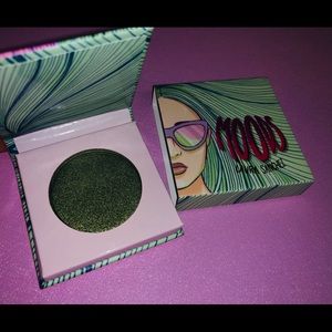 Laura Sanchez Moods eyeshadow: martini olive green